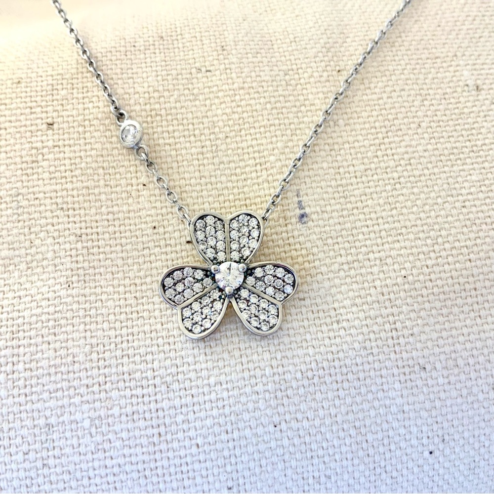 Elegant Silver Flower Pendant Necklace